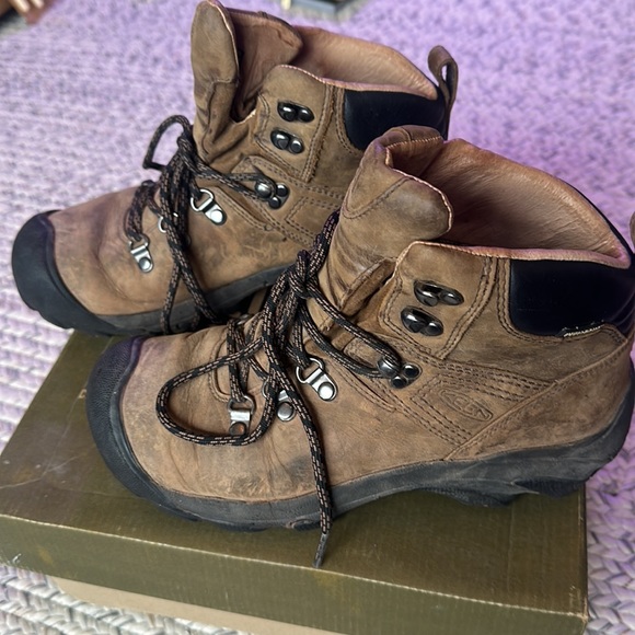 Keen Pyrenees hiking boots in Bison - Picture 4 of 12